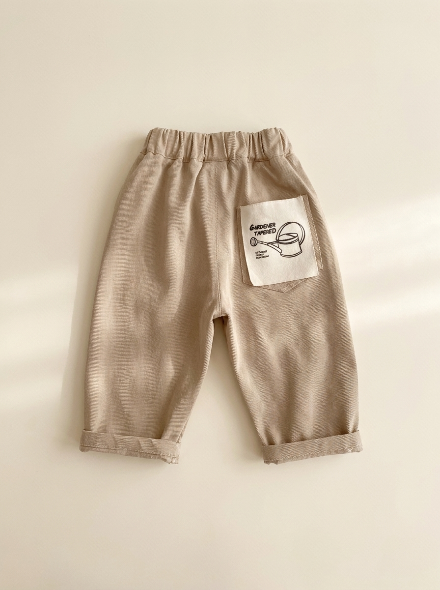 Pantalon droit enfant taille élastique, vue principale sur fond ivoire