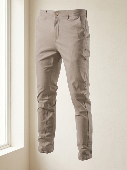 Pantalon droit homme coton stretch, vue principale sur fond ivoire