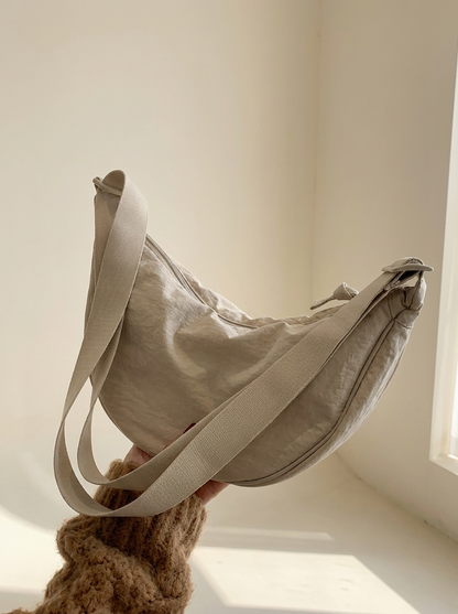 Sac hobo bandoulière nylon, vue principale sur fond ivoire