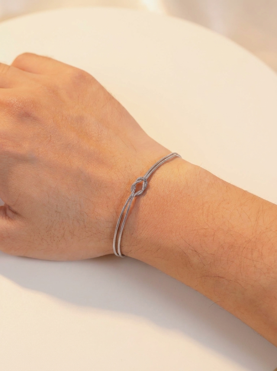 Bracelet serpent, porté
